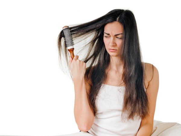 Chải tóc không đúng cách cũng gây cho tóc rụng