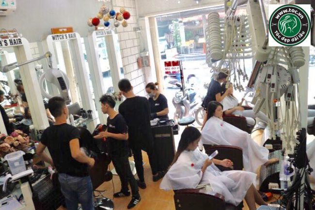 Tiệm cắt tóc ở Sài Gòn ngày đầu mở cửa Kín lịch đến hết tuần khách nã máy  liên tục